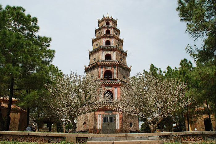 pagode dame céleste ville hue entree